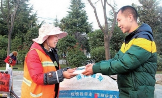 环卫工不慎丢失手机 济源小伙听闻送来新手机