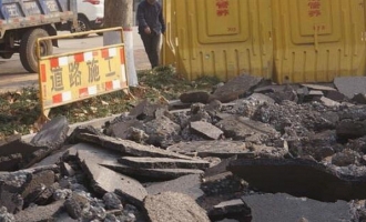 济源一路面突现大坑 坑直径三四米有1米多深