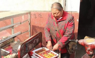 济源67岁奶奶卖糖葫芦供孙子念书 每天叫卖到凌晨