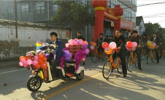 济源小伙租20辆公共自行车迎亲，浪漫又拉风！