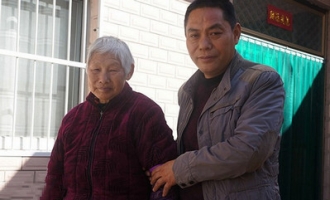 济源"好儿子"：时隔48年，他接回母亲和继父悉心照料