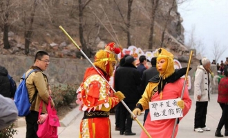 济源"假猴王"拍照敛财 遭"真大圣"举牌揭发