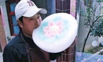 济源残疾小伙摆摊卖棉花糖：“凭自己能力挣钱”