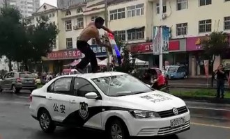 济源一男子借钱不成，与人厮打，还砸坏警车