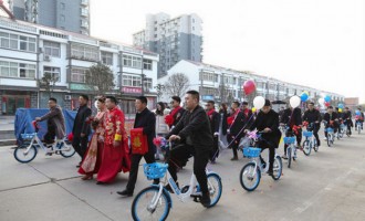 济源95后新人结婚 16辆共享单车作婚车