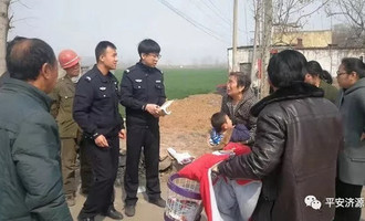 济源四岁男童骑车穿行国道 执勤民警接力帮其寻找家人