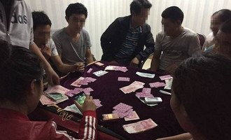 10人暗藏轵城小山坡赌博被济源警方一锅端