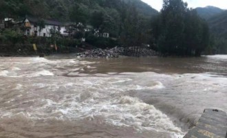 济源两干部雨夜救助群众被洪水冲走